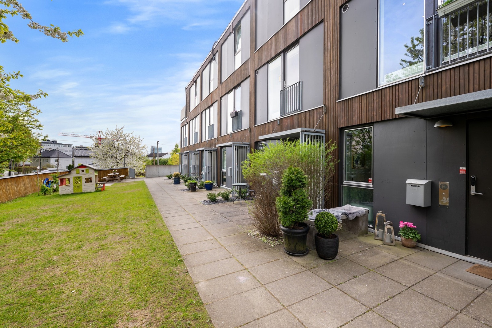 På forsiden av huset finner du en koselig lekeplass til de mange barna i sameiet. Galleribilde