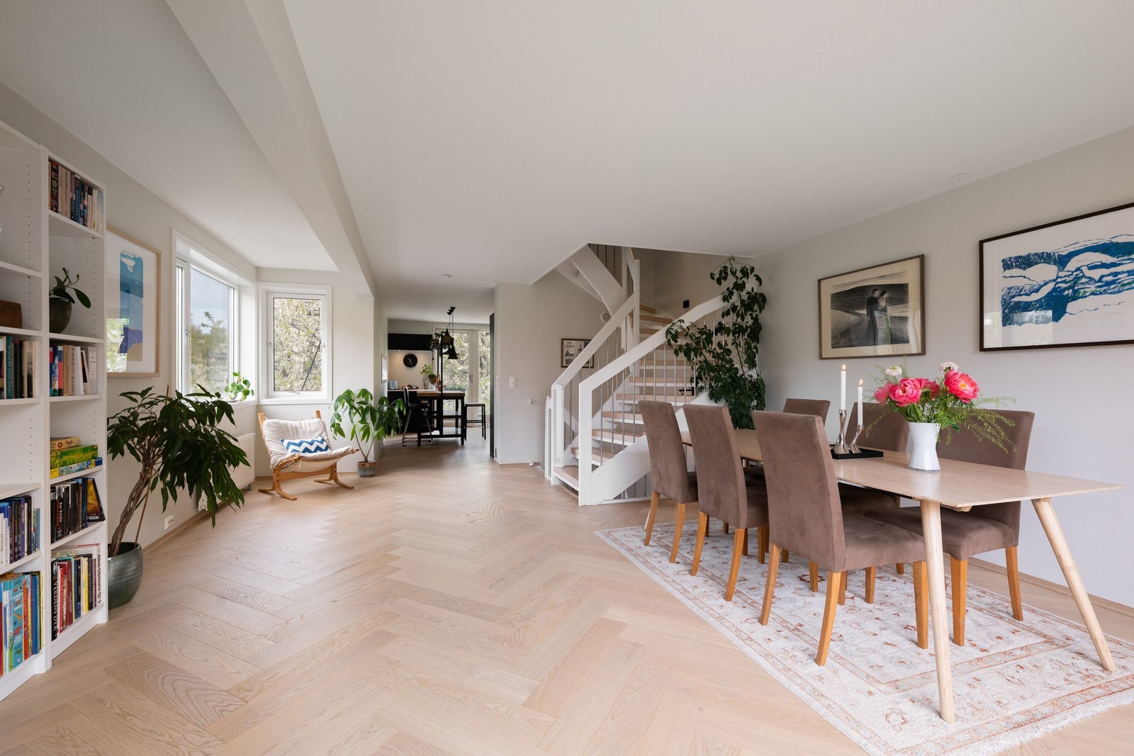 Boligen har en praktisk planløsning med flere oppholdsrom, tre soverom, to bad og stor takterrasse med svært gode solforhold. Galleribilde