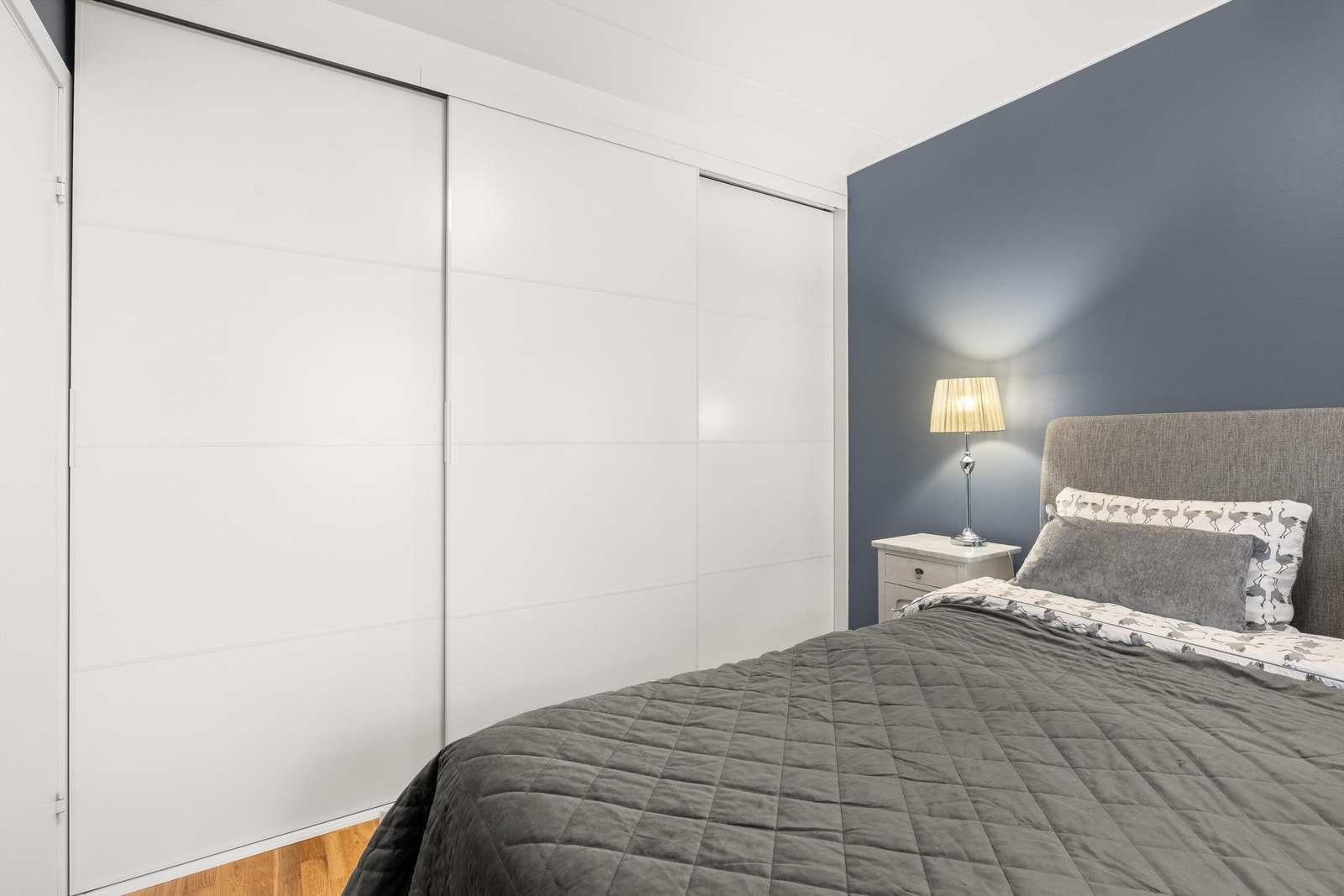 Romslig hovedsoverom med skyvedørsgarderobe montert i 2023. Galleribilde