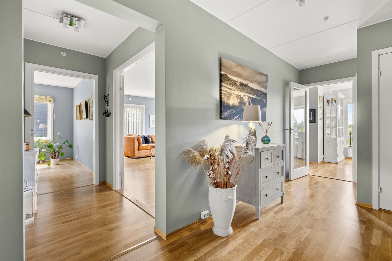 Gangen er romslig og praktisk utformet, med god plass til oppbevaring, og fungerer som et naturlig knutepunkt mellom boligens ulike rom. Galleribilde