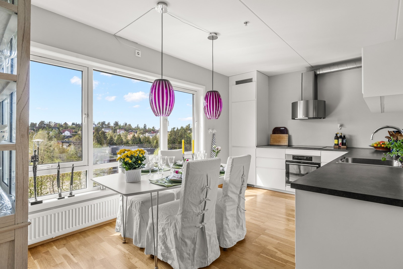 Praktisk, stilrent og stort kjøkken med rikelig benk- og skapplass. Med en delvis åpen løsning mot stue, skaper det en innbydende atmosfære perfekt for både hverdagsliv og sosiale sammenkomster. Galleribilde