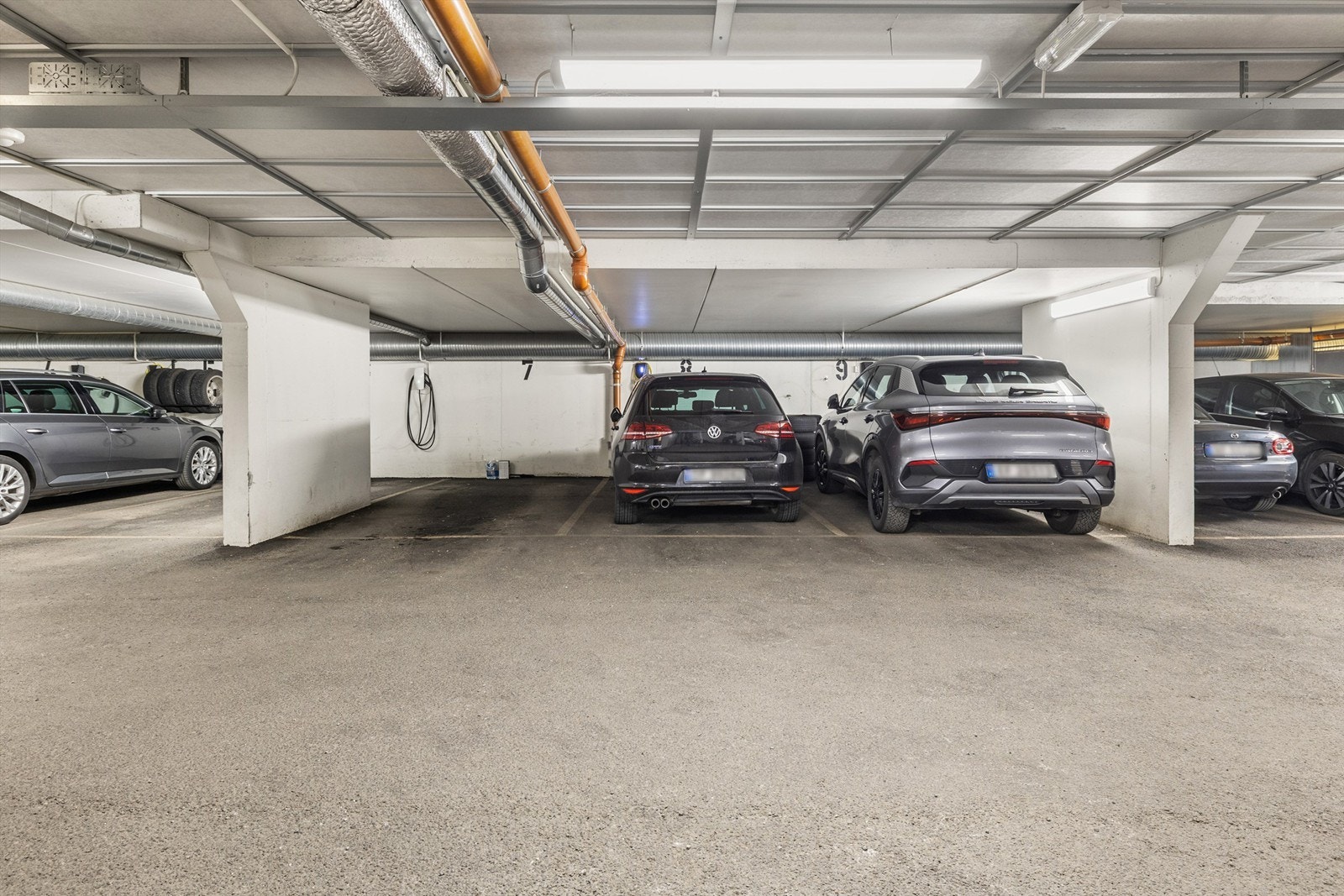 Det medfølger garasjeplass med el-bil lader i felles garasjekjeller. Det er heis fra garasjen til leilighetens garasjeplan. Galleribilde