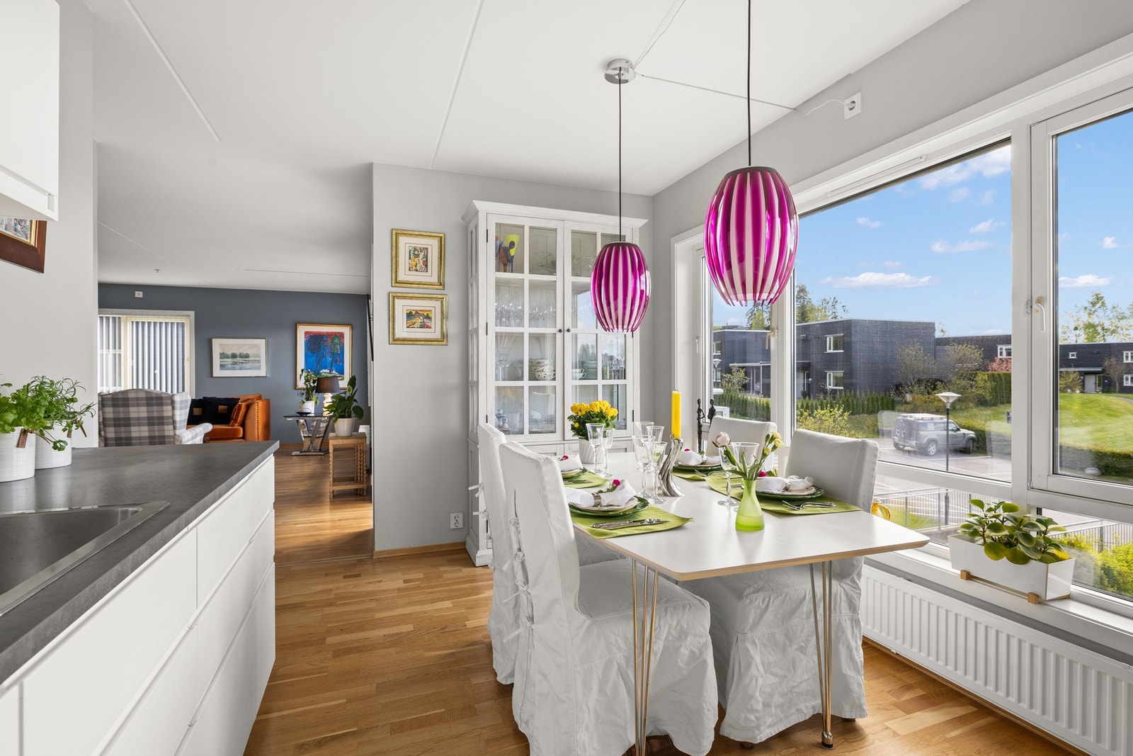 Det er god plass til stort spisebord, og de store vinduene mot vest gir rommet godt med naturlig lys. Det er montert solskjerming på vinduer mot vest. Galleribilde