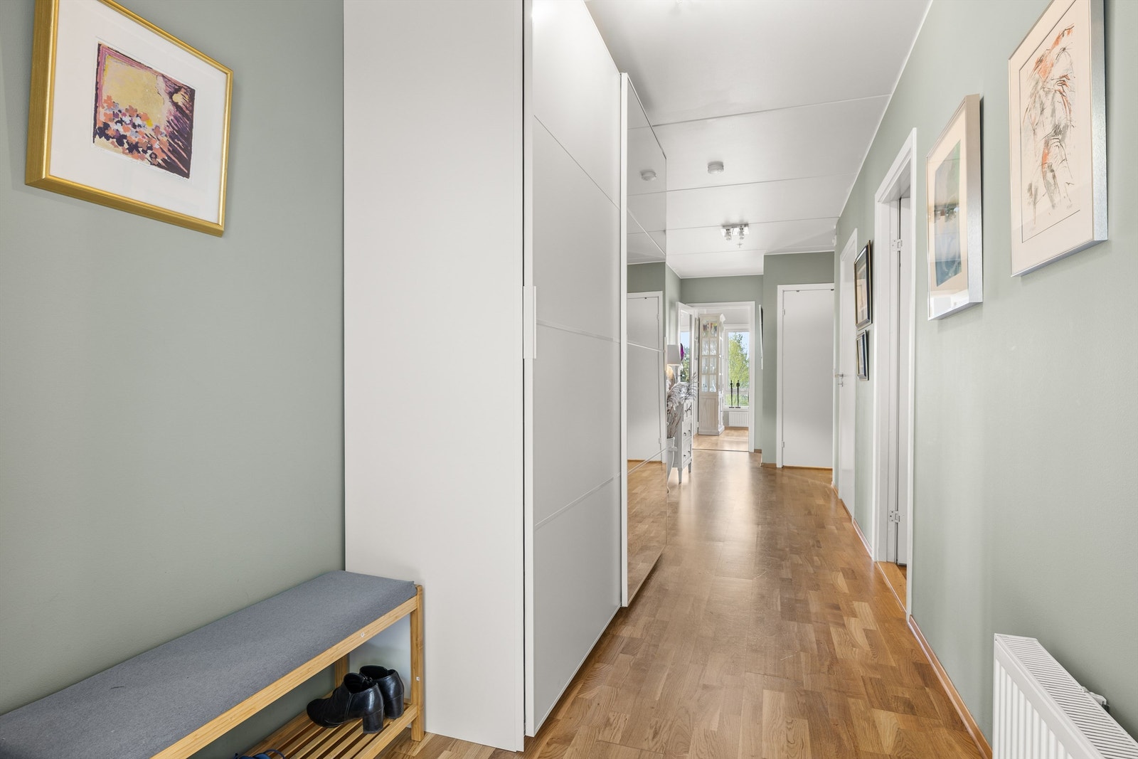 Entréen er romslig, lys og funksjonell, med god plass til oppbevaring av yttertøy i en stor skyvedørsgarderobe. Det er også direkte tilgang til en praktisk bod, noe som gjør det enkelt å holde orden. Galleribilde