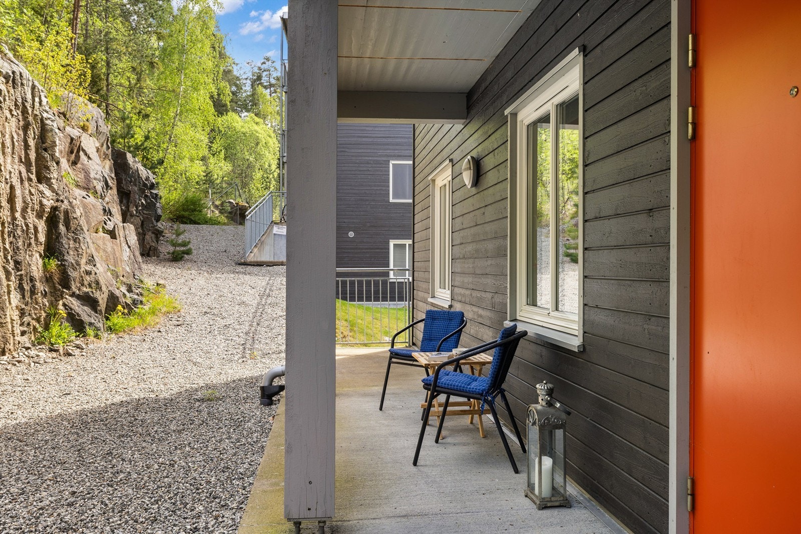 Boligen har egen inngang, noe som gir både økt privatliv og praktisk adkomst. Ved inngangspartiet ligger en hyggelig, liten uteplass - et fint sted å nyte morgenkaffen i solen. Galleribilde