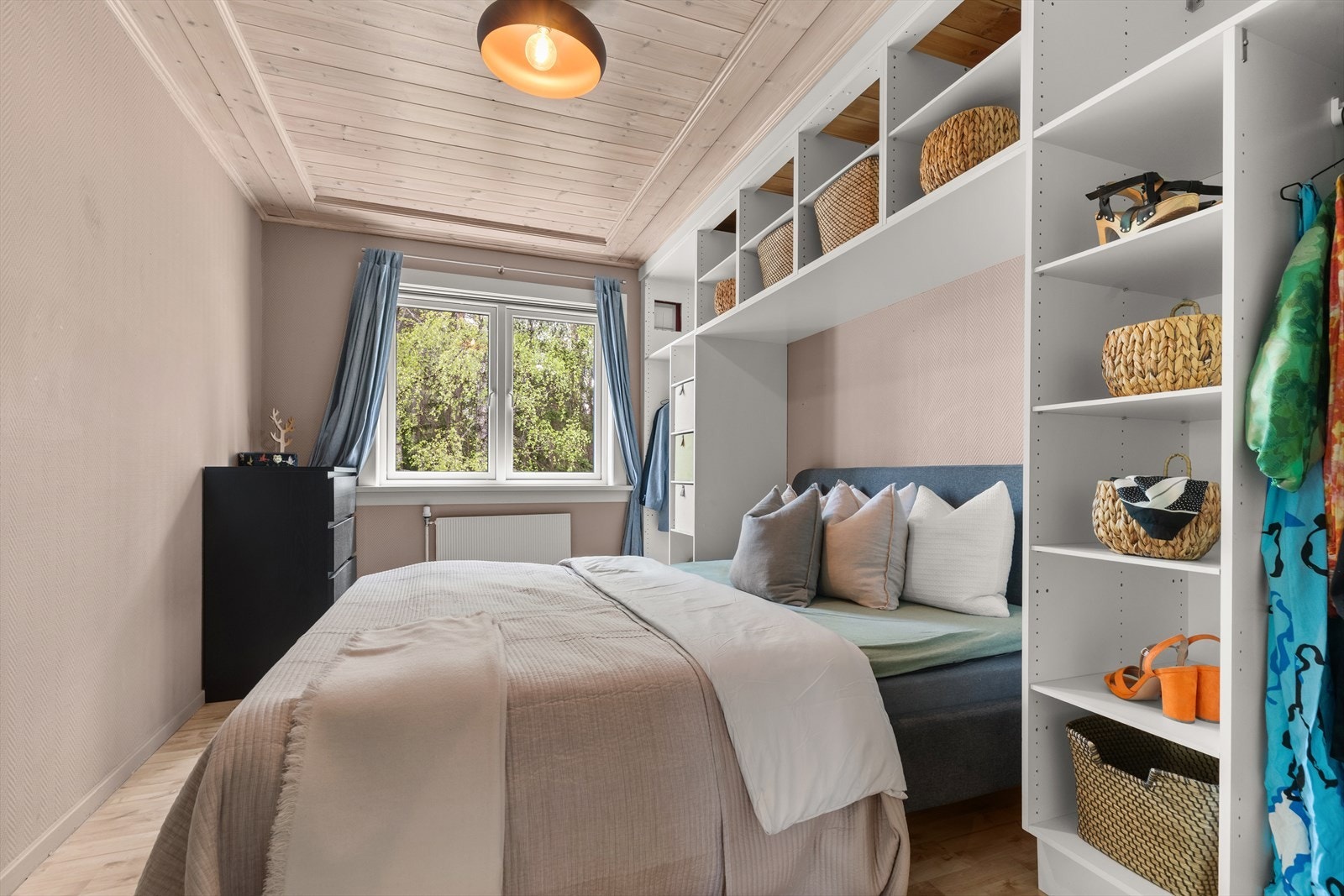 Leiligheten har to gode soverom. Hovedsoverommet har god plass til dobbeltseng, tilhørende møblement og rikelig med garderobeskap. Galleribilde