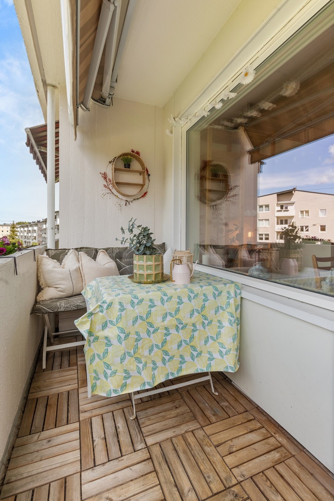 Balkongen har god plass til sittegruppe og grill. Det er også montert markise på balkonger, om man ønsker å trekke seg tilbake i skyggen. Galleribilde