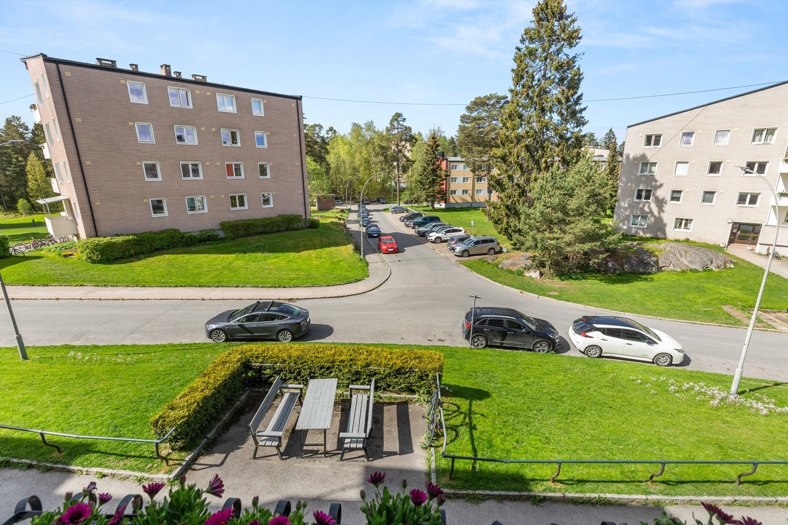 Leiligheten har en svært god intern beliggenhet i borettslaget, rolig blindvei og rikelig med lyst mellom blokkene rundt. Galleribilde