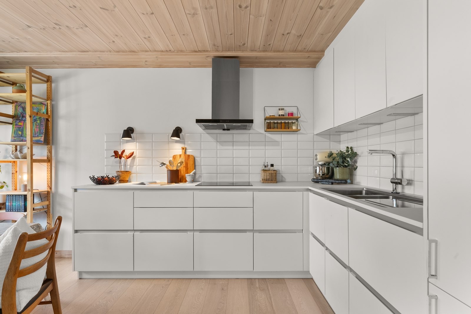 Dette er kjøkkenet for den matglade, rikelig med arbeidsplass. Galleribilde