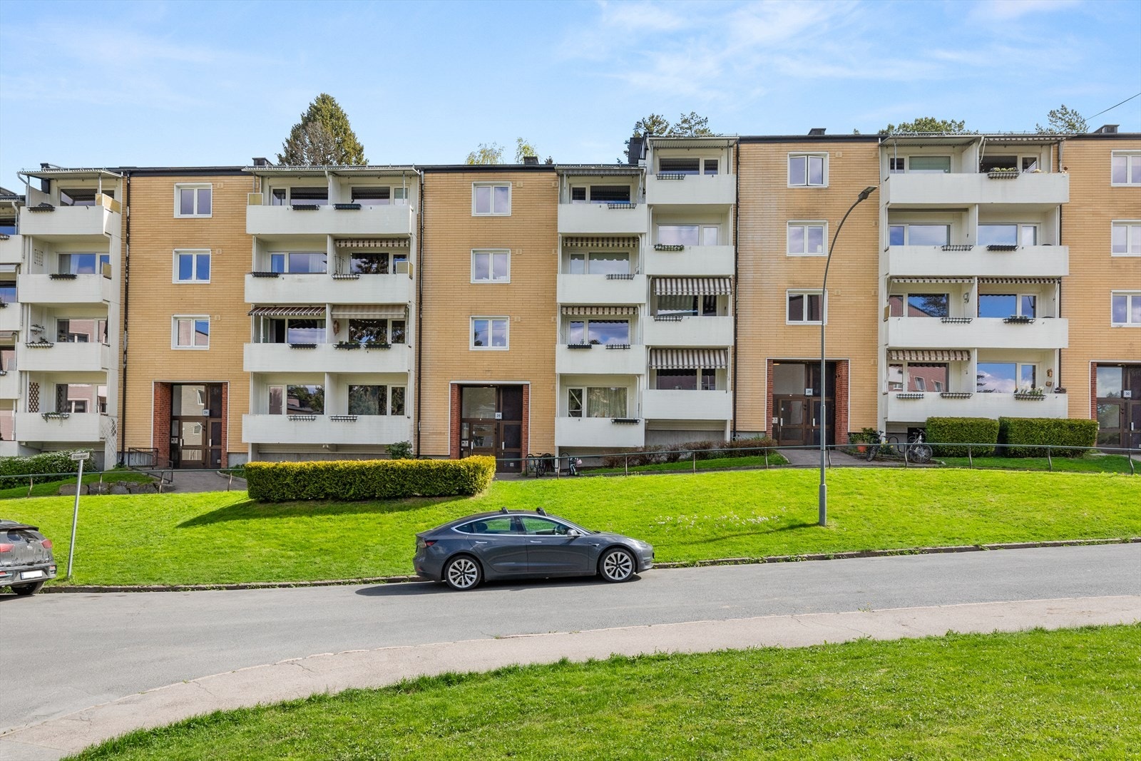 Fasaden til Grusveien 26, her har du også svært gode parkeringsmuligheter rett utenfor leiligheten. Galleribilde