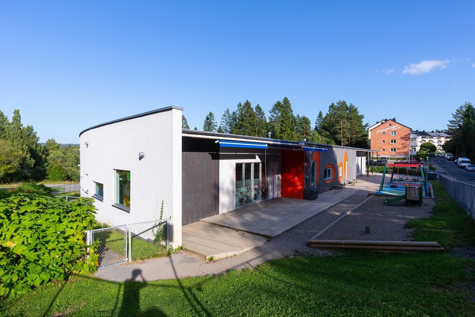 Fra boligen er det kort vei til flere skoler og barnehager i nærområdet. Galleribilde