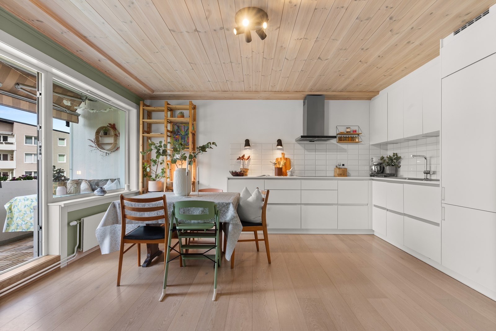 Kjøkkenet er lyst og luftig - Kvalitet fra kvik, kjøkkenet har godt med benke- og skapplass, integrerte hvitevarer og flislagt backsplash. Galleribilde