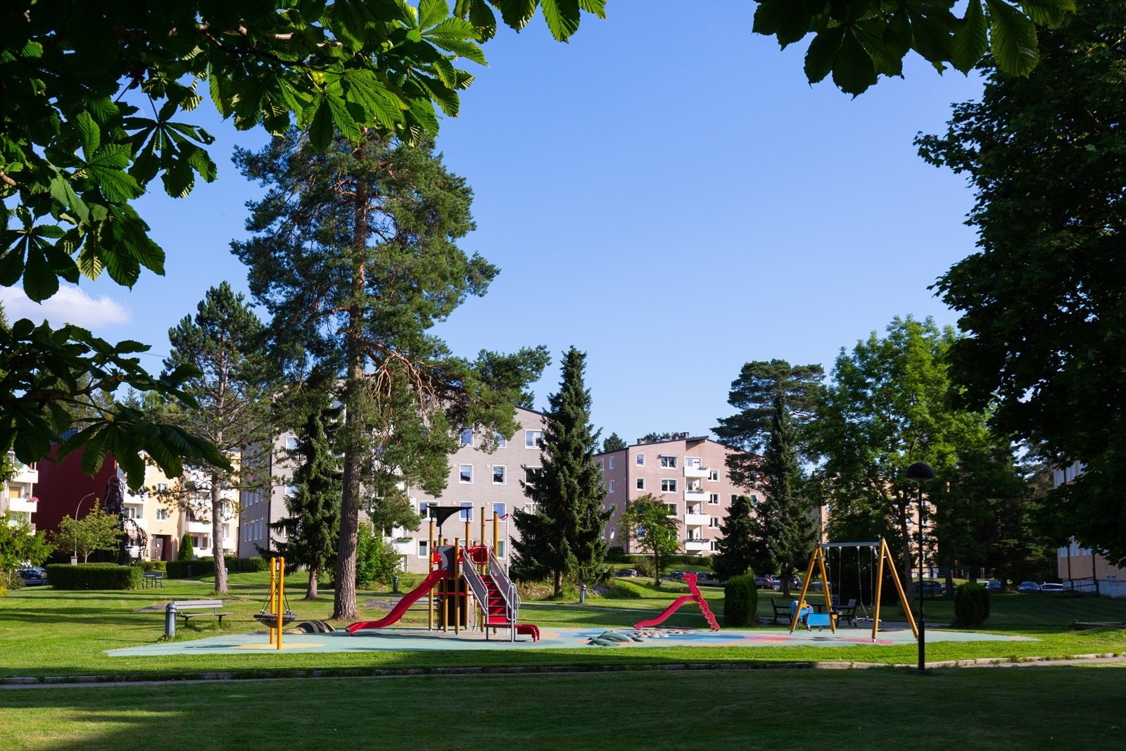 Det er flere store lekeplasser, grøntområdet og en rekke med turområdet rett uten for leiligheten. Galleribilde