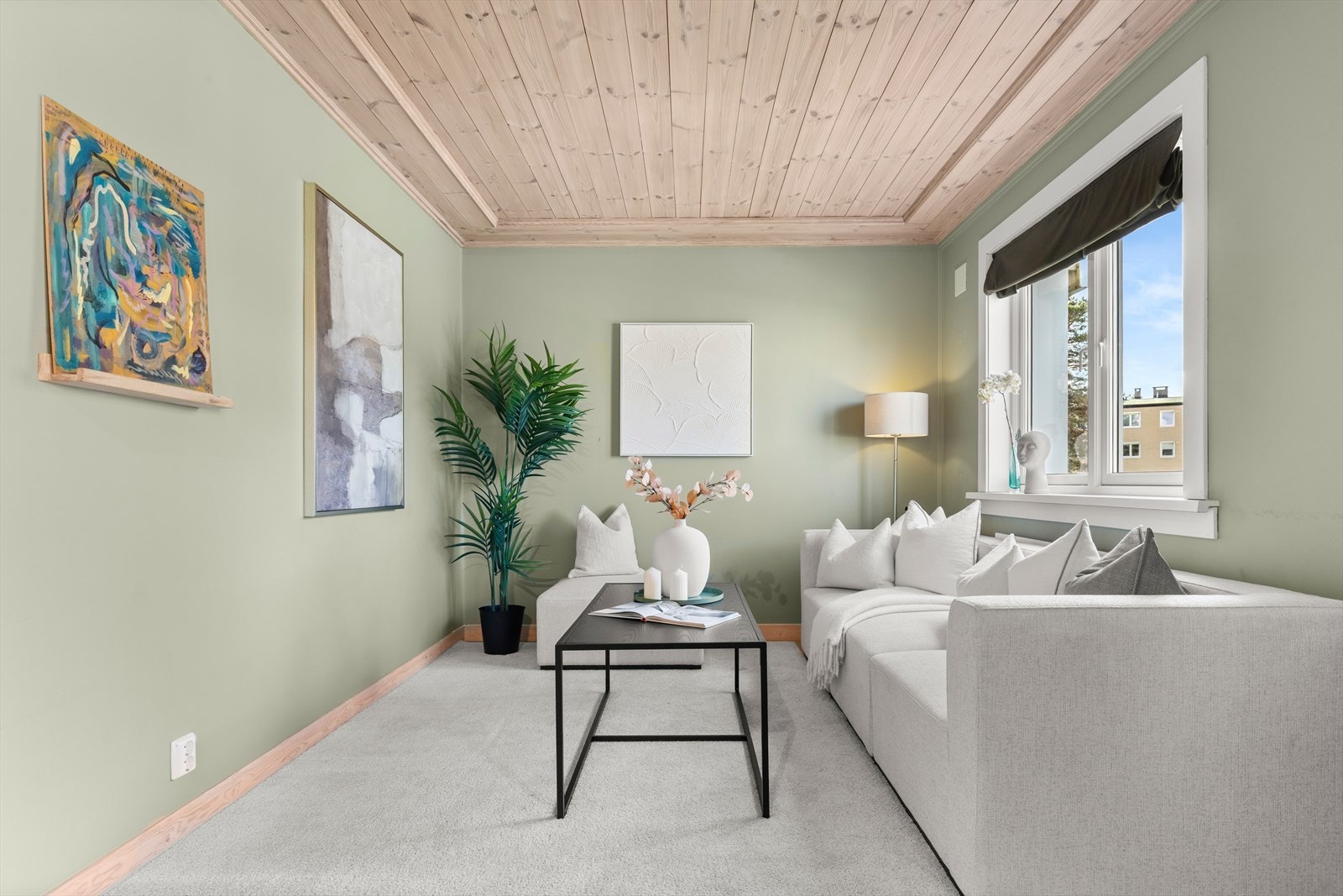 Leiligheten fremstår lys og luftig med gjennomgående planløsning og fin standard, som skaper en flott atmosfære - Bør sees! Galleribilde