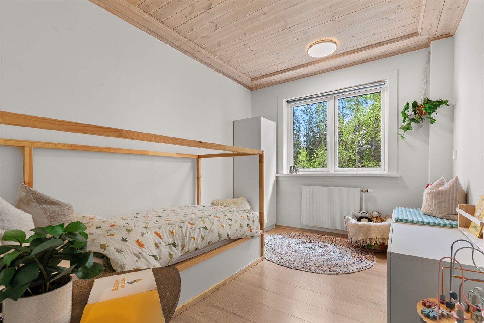 Soverom 2 er også av god størrelse med god plass til dobbeltseng, tilhørende møblement og garderobeløsninger. Det perfekte barne/gjesterom eller kontor, alt etter eget behov. Galleribilde