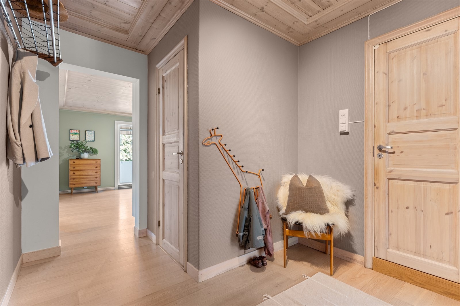 Luftig entre med god plass til garderobeløsninger og svært praktisk innvendig bod. Galleribilde