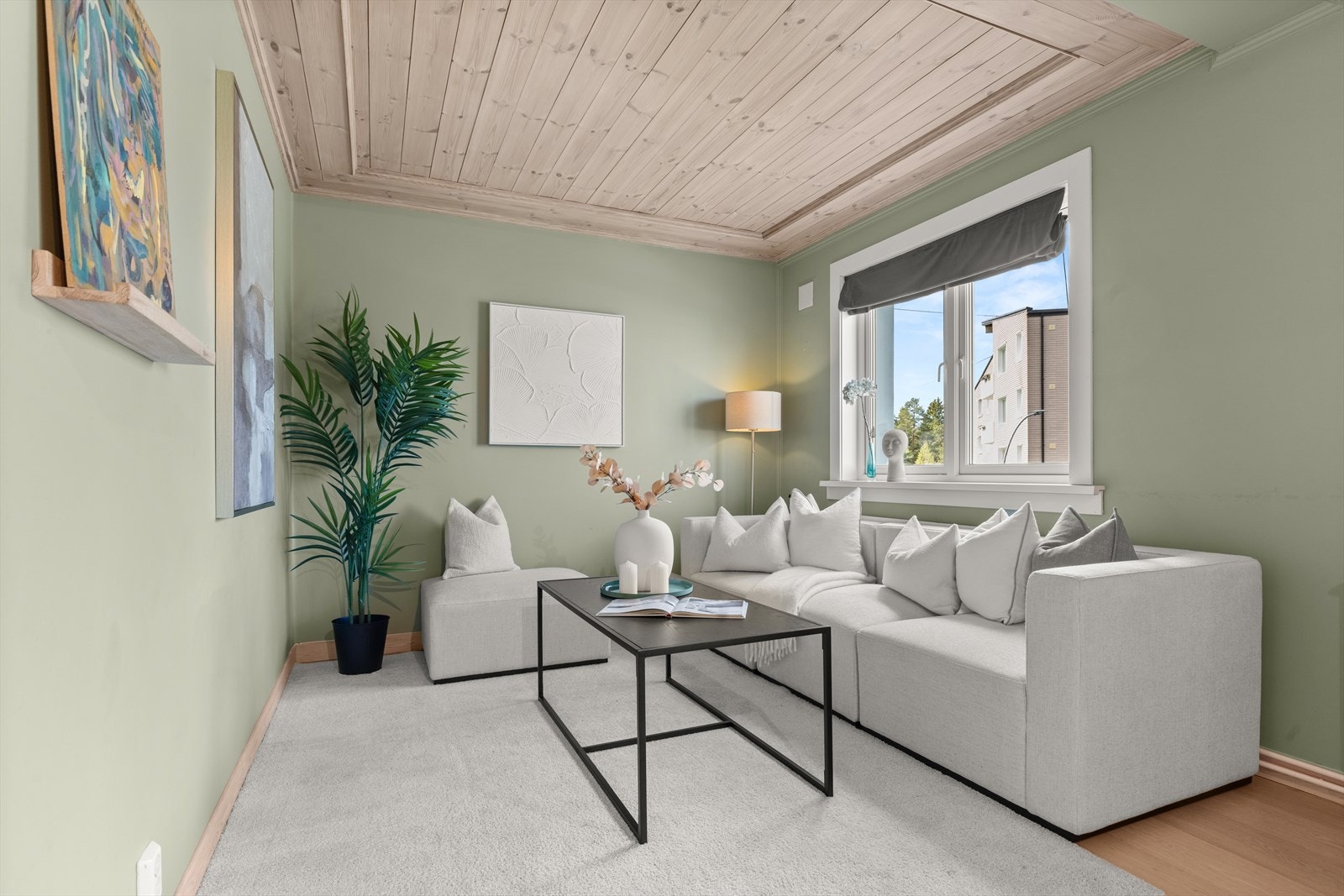 Lys og luftig oppholdsrom, stuen har fin soneinndeling med god plass til stor sofagrupp og tilhørende møblement til tv-stuen. Galleribilde