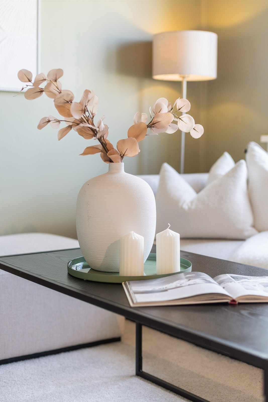 Leiligheten er malt i lyst og delikate farger og holder et moderne uttrykk. Galleribilde