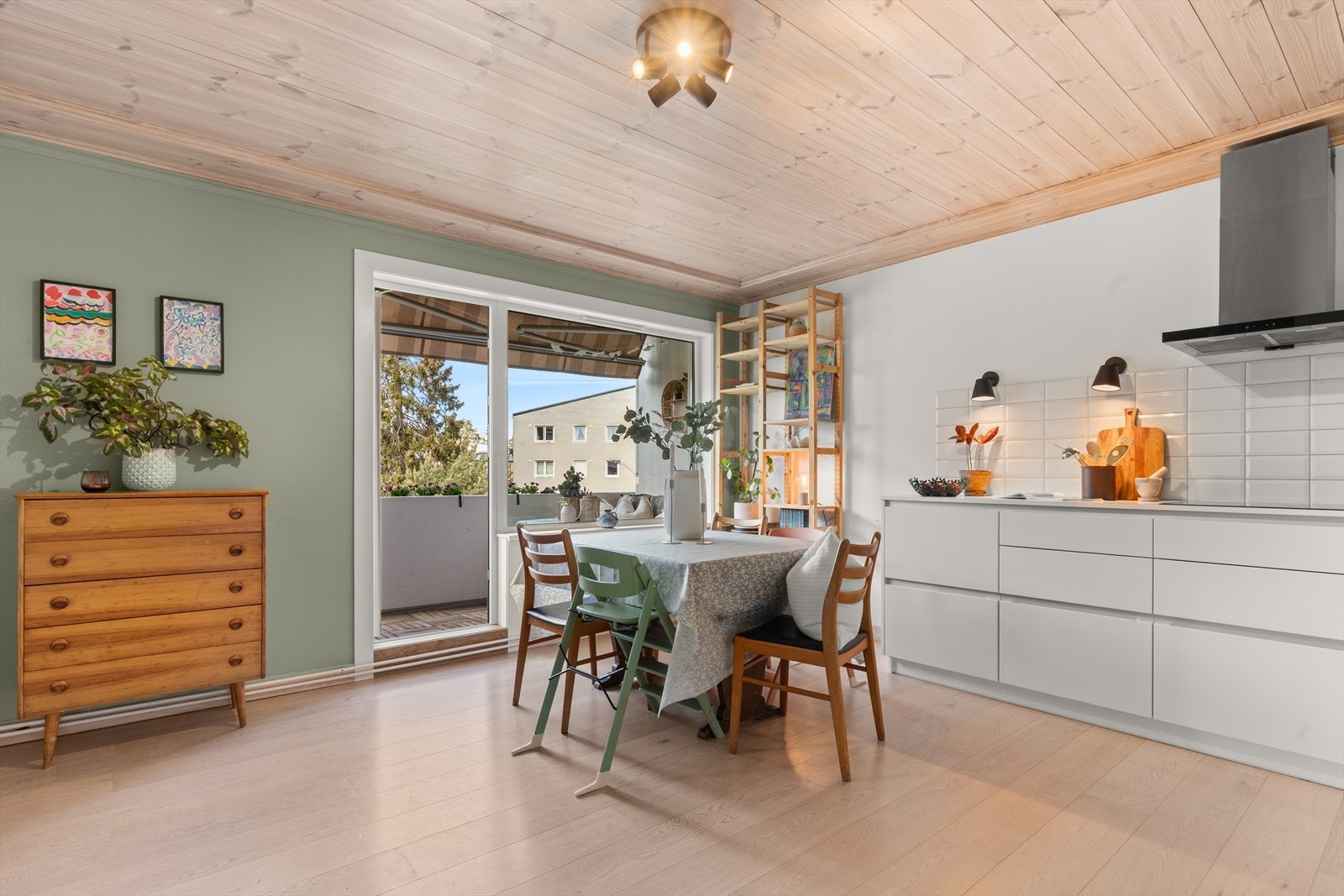 Fra kjøkkenet finner leilighetens solrike balkong. Galleribilde