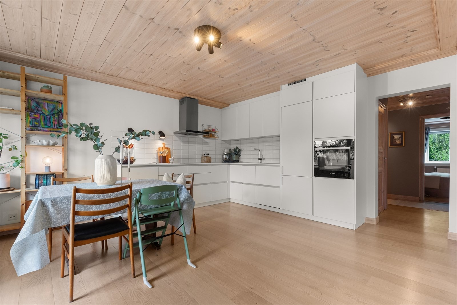 Kjøkkenet har god plass til stort spisebord, perfekt for hyggelig og sosiale sammenkomster med venner og familie. Galleribilde