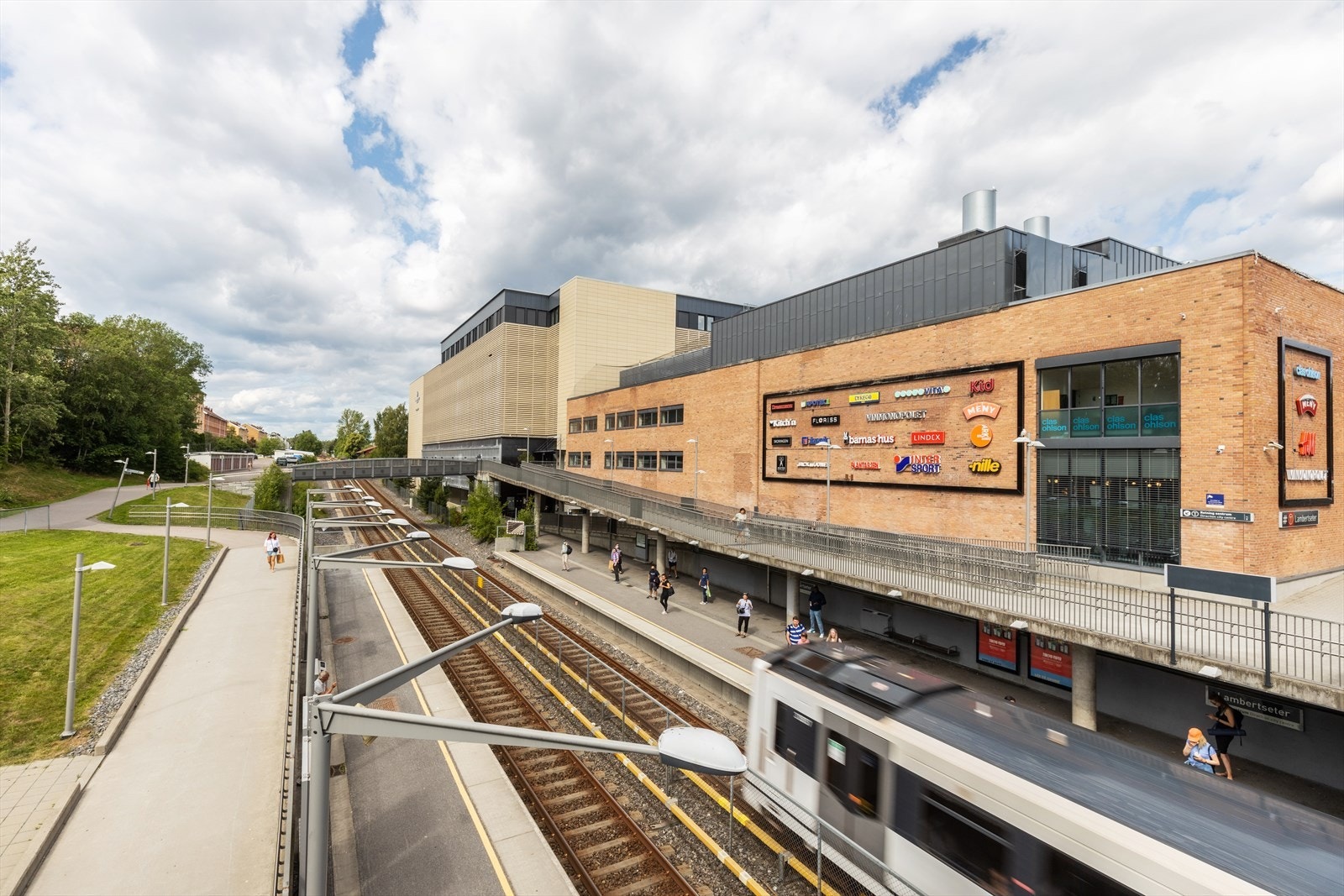 Du har også kort vei til flere shoppingmuligheter på Lambertseter senteren, som byr på alt du trenger. Godt kollektivtilbud med kort vei til buss og t-bane. Galleribilde