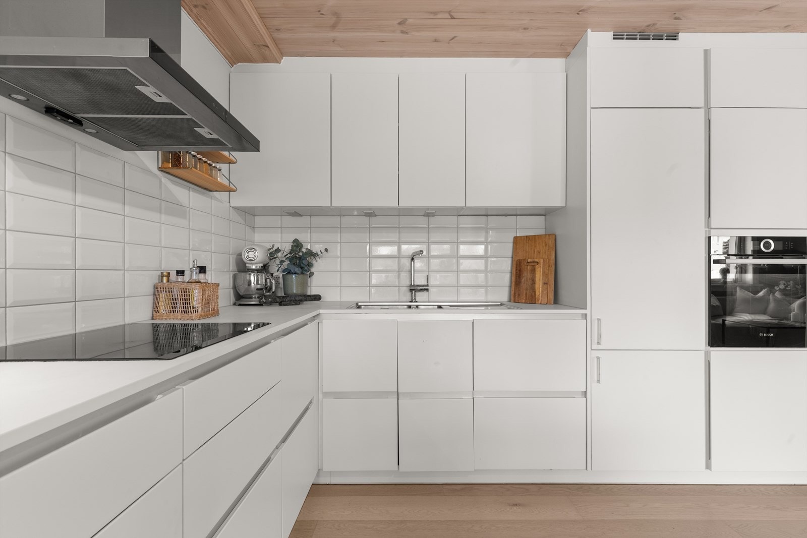 Legg merke til at kjøkkenet strekker seg helt opp til taket og skaper et rent og pent utrykk. Galleribilde