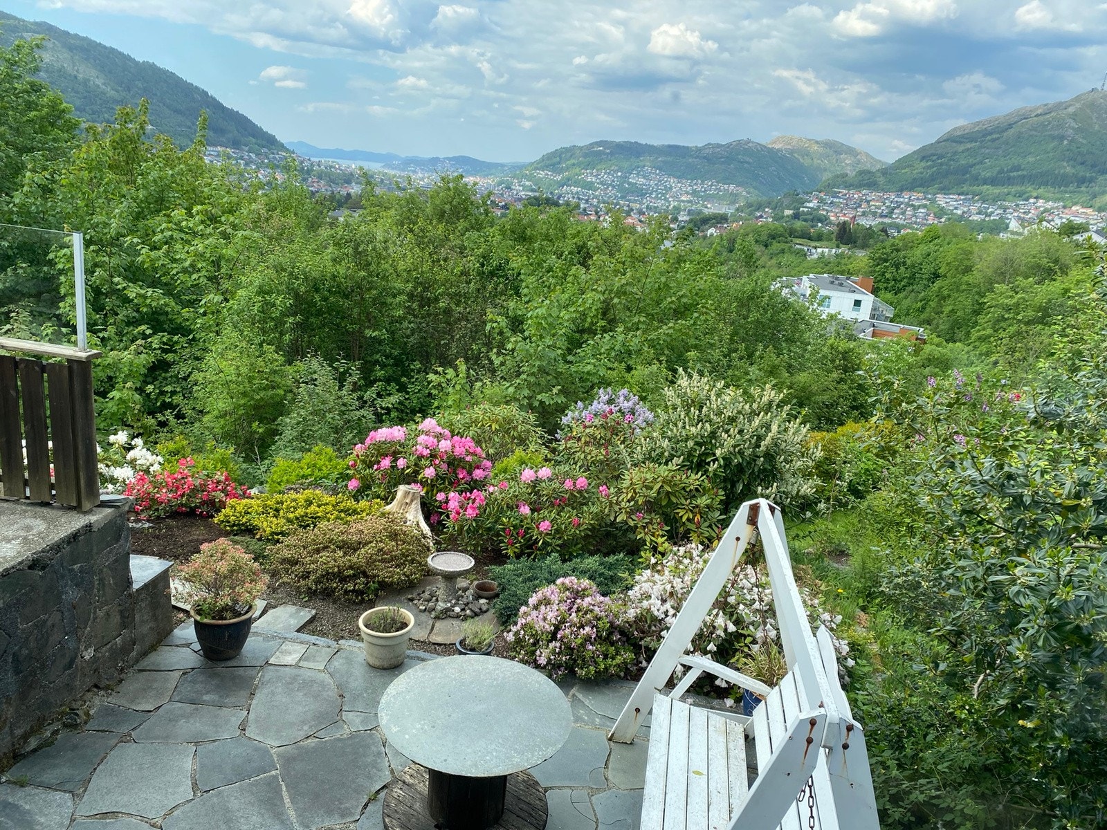 Når blomstringen er i gang er det en frodig hage som trer frem. Galleribilde