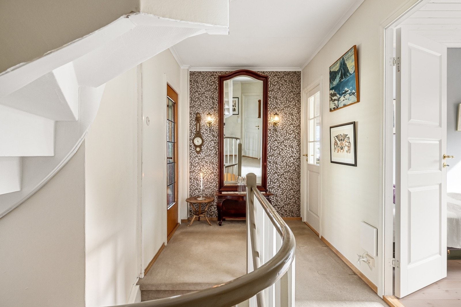 Det myke teppet fortsetter fra trappen og ut i gangen oppe i hovedetasjen. Galleribilde