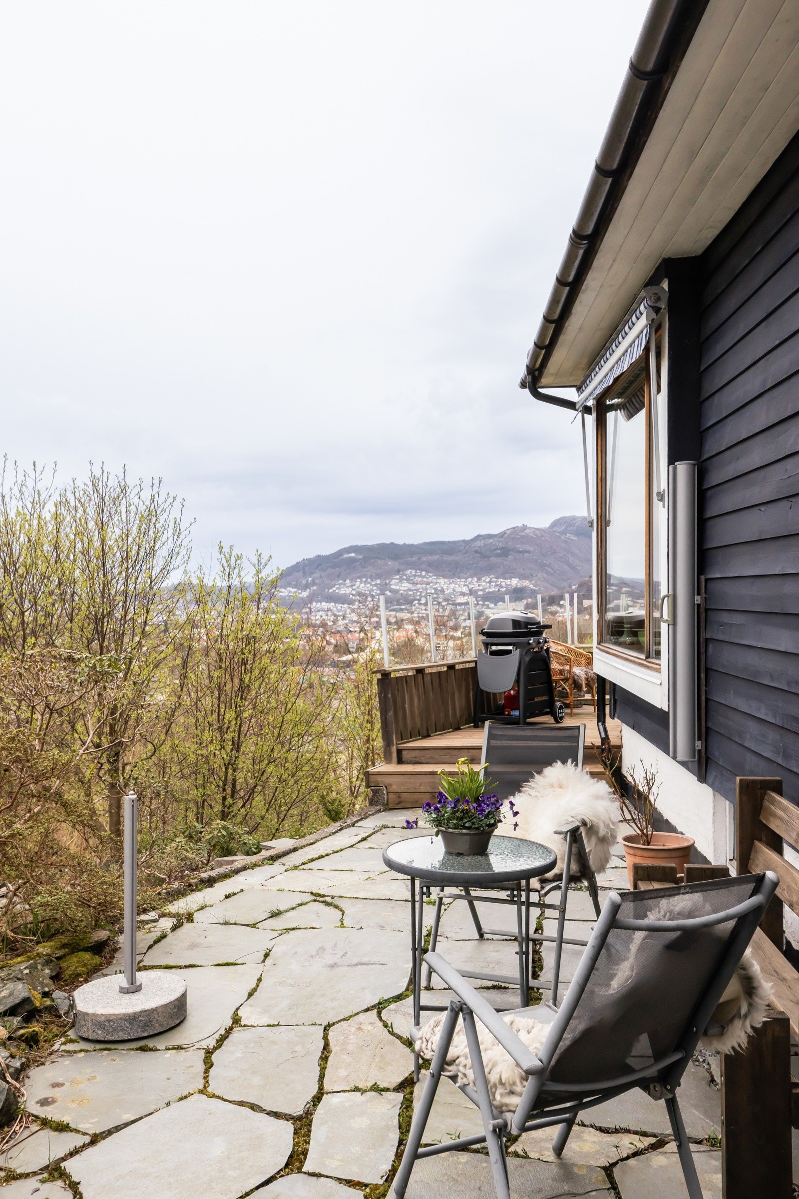 På siden av huset er det også fint å sette seg i solveggen. Galleribilde