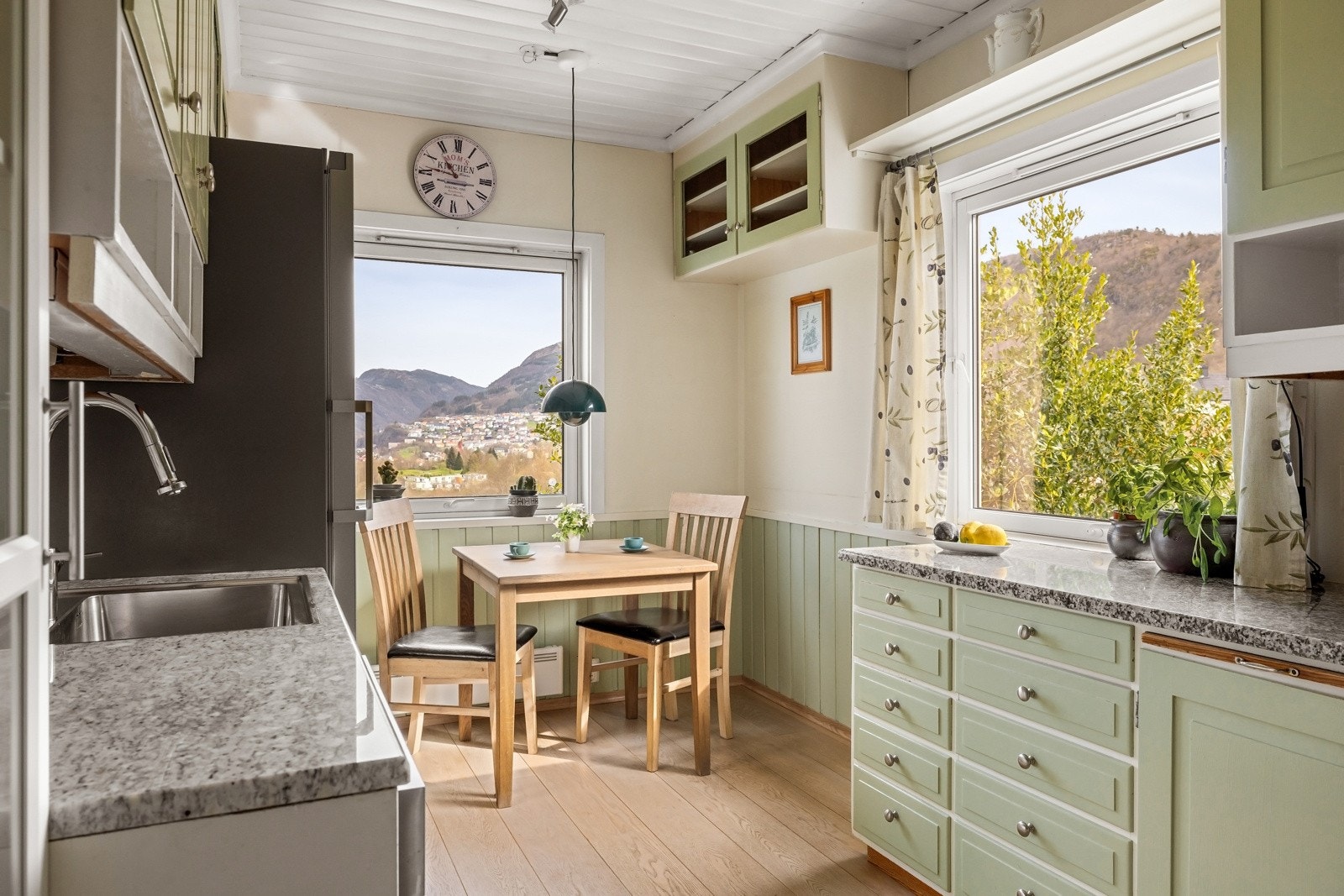 Benkeplate ("Sardo Bianco" steinplate), vask og hvitevarer ble oppgradert i perioden 2013-2017. Galleribilde