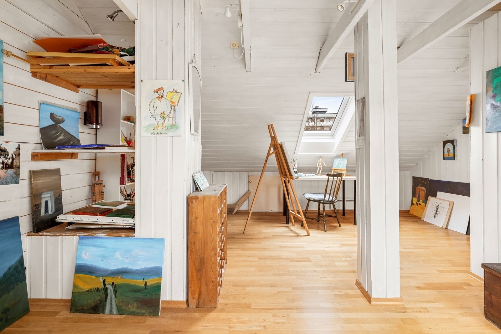 Her får man godt med lys gjennom Veluxvinduene. Galleribilde