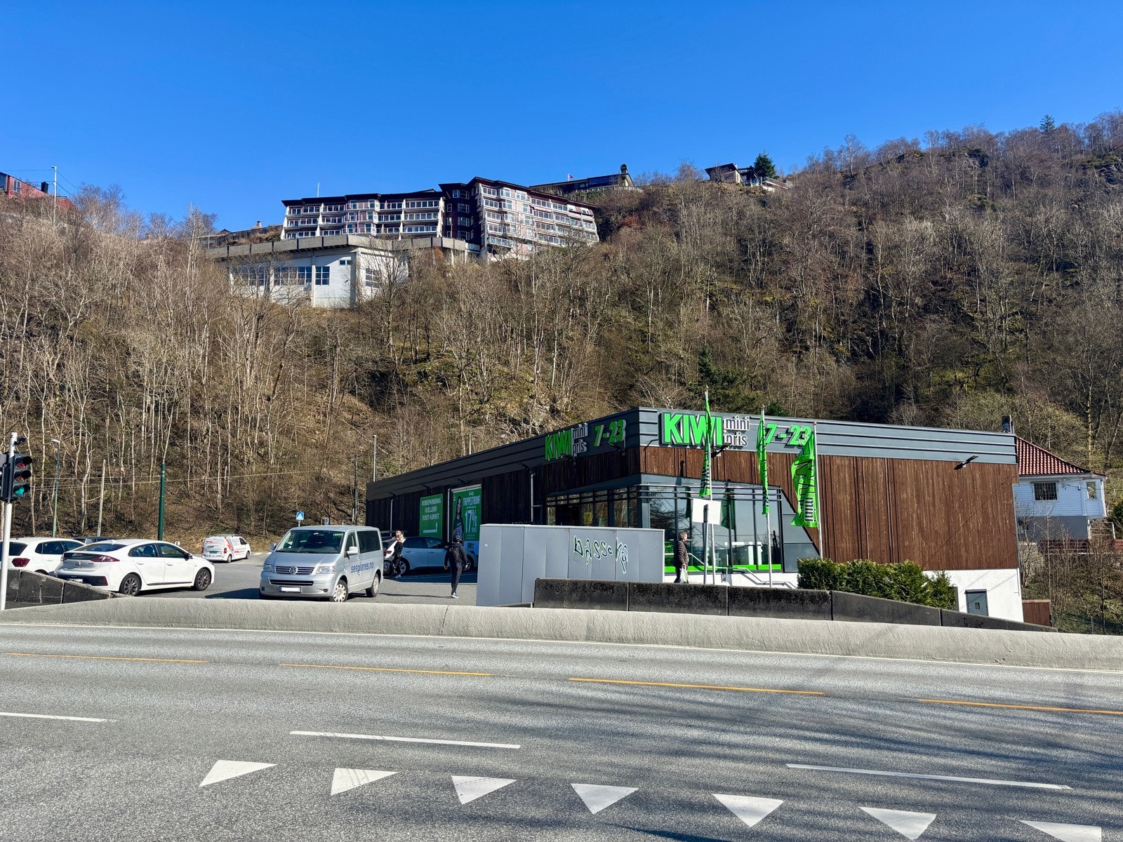 Det er kun et par minutters gange opp til Kiwi og bussholdeplass på Birkelundstoppen Galleribilde