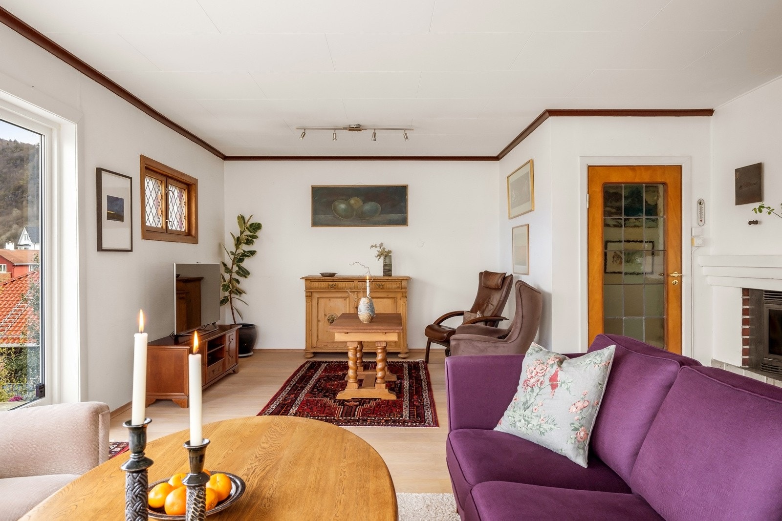 Dersom man ønsker en mer åpen løsning kan man leke med tanken om å ta ned bakre vegg og lage åpen kjøkkenløsning i rommet. Galleribilde