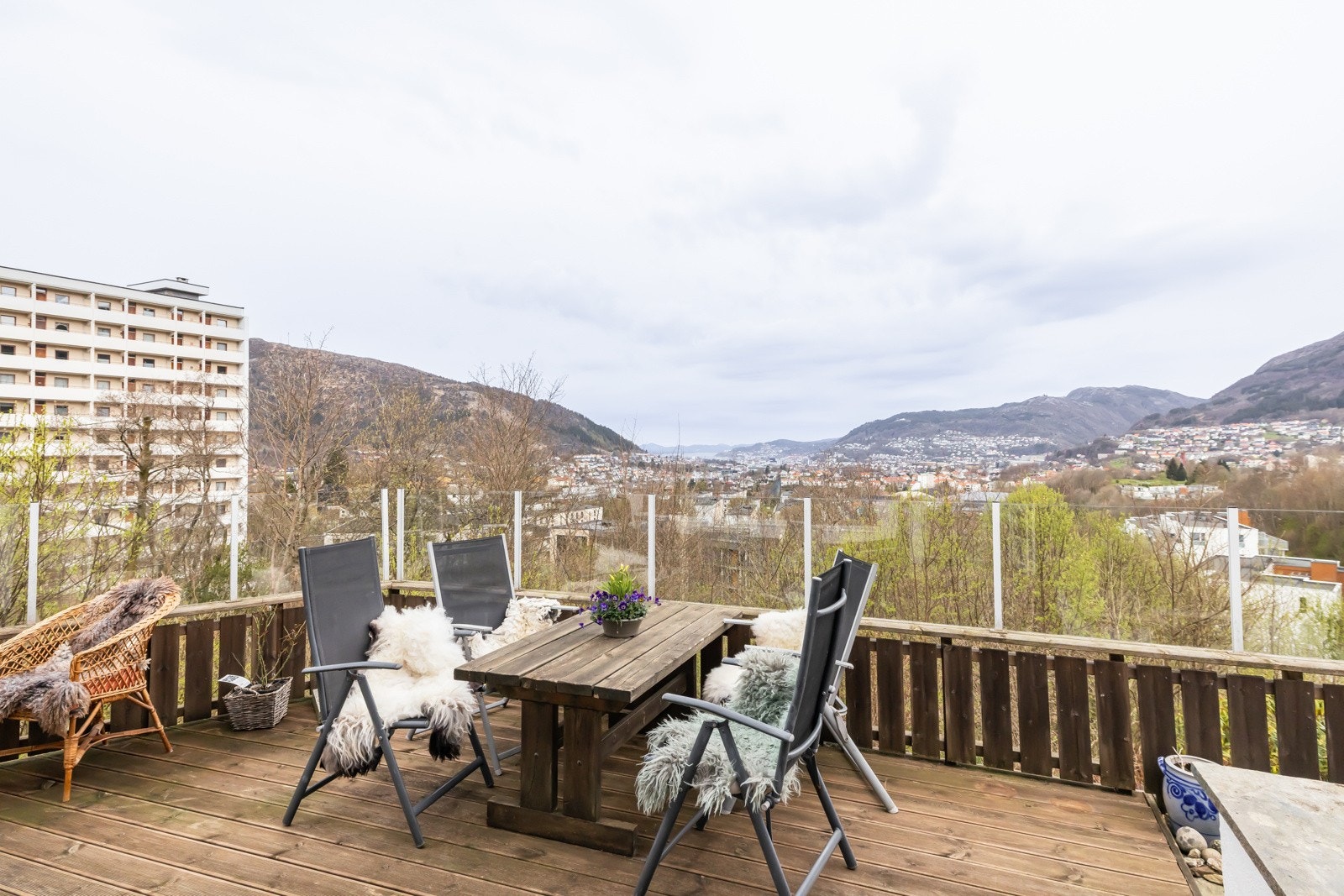 Fra stuen er det også utgang til terrassen. Det ble satt opp ny treterrasse rundt 2010, og bordene skiftet i 2021. Galleribilde