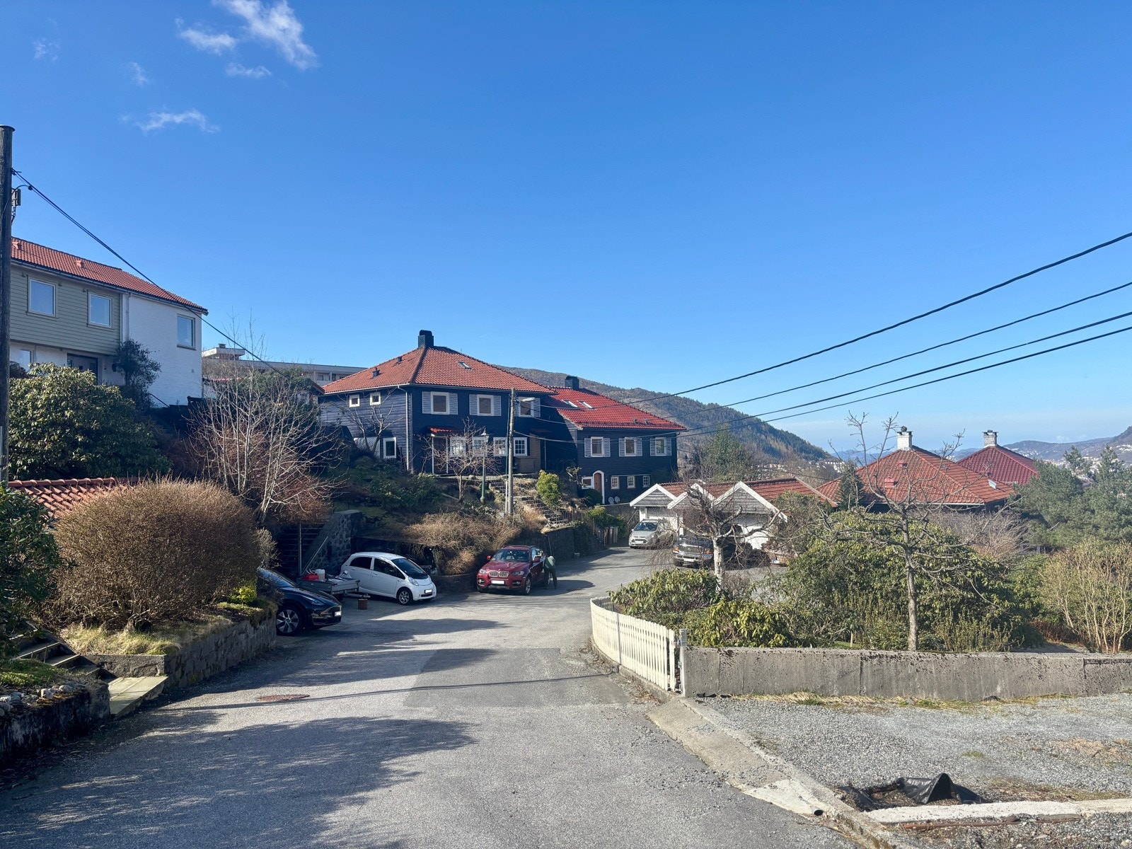 Tomannsboligen ligger stille og rolig til i enden av den enveiskjørte gaten. Galleribilde