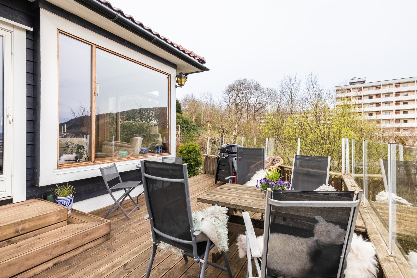 Et deilig sted å sette seg ut med byen for sine føtter og nyte både god mat og drikke til sommerkveldene blir altfor sene. Galleribilde