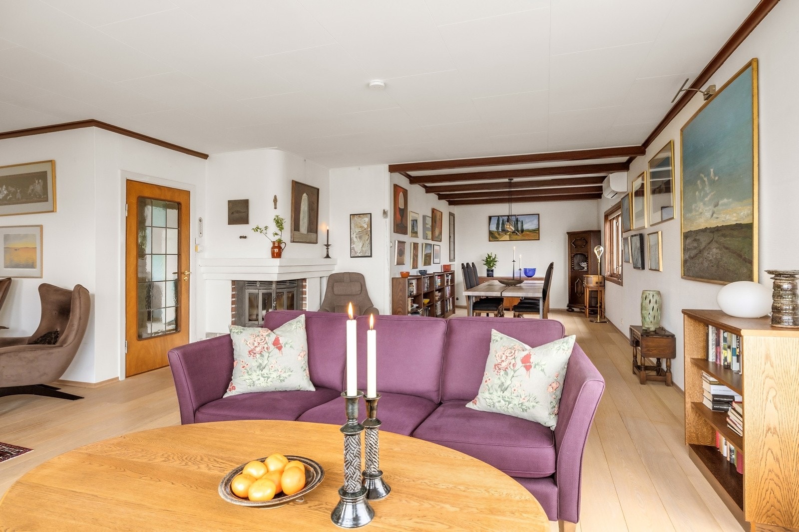 Stuen er husets hjerte og samlingsrom. Et stort deilig rom like perfekt for sosiale settinger som rolig egentid. Galleribilde