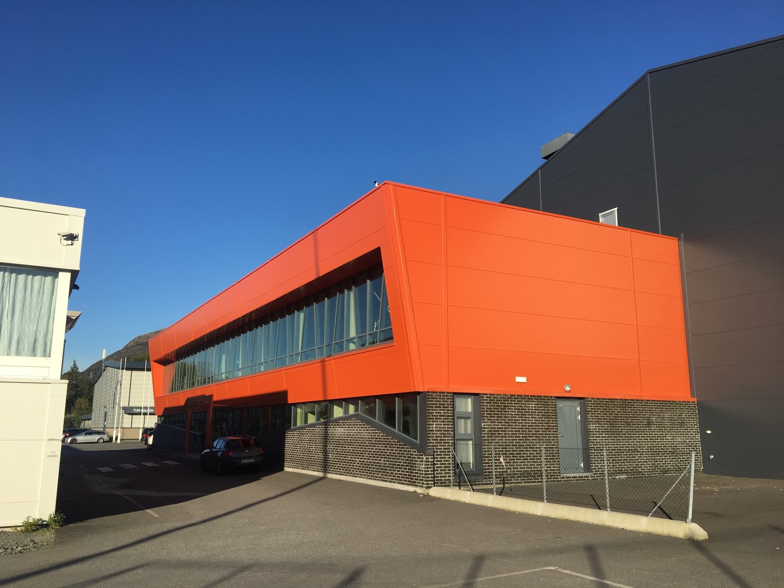 Kort vei til fritidstilbud på Slettebakken hvor flerbrukshall og idrettshaller ligger på rekke og rad. Galleribilde