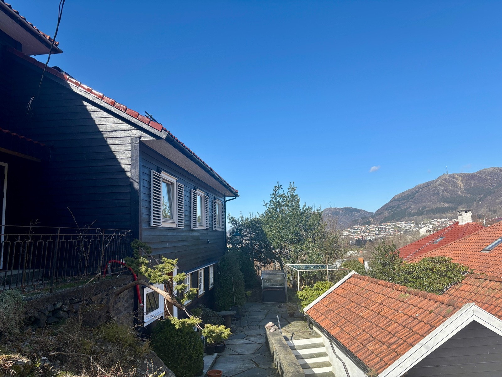 Boligen ligger på pynten av et høydedrag, med spektakulær utsikt og ypperlige solforhold til solnedgang sommerstid. Galleribilde