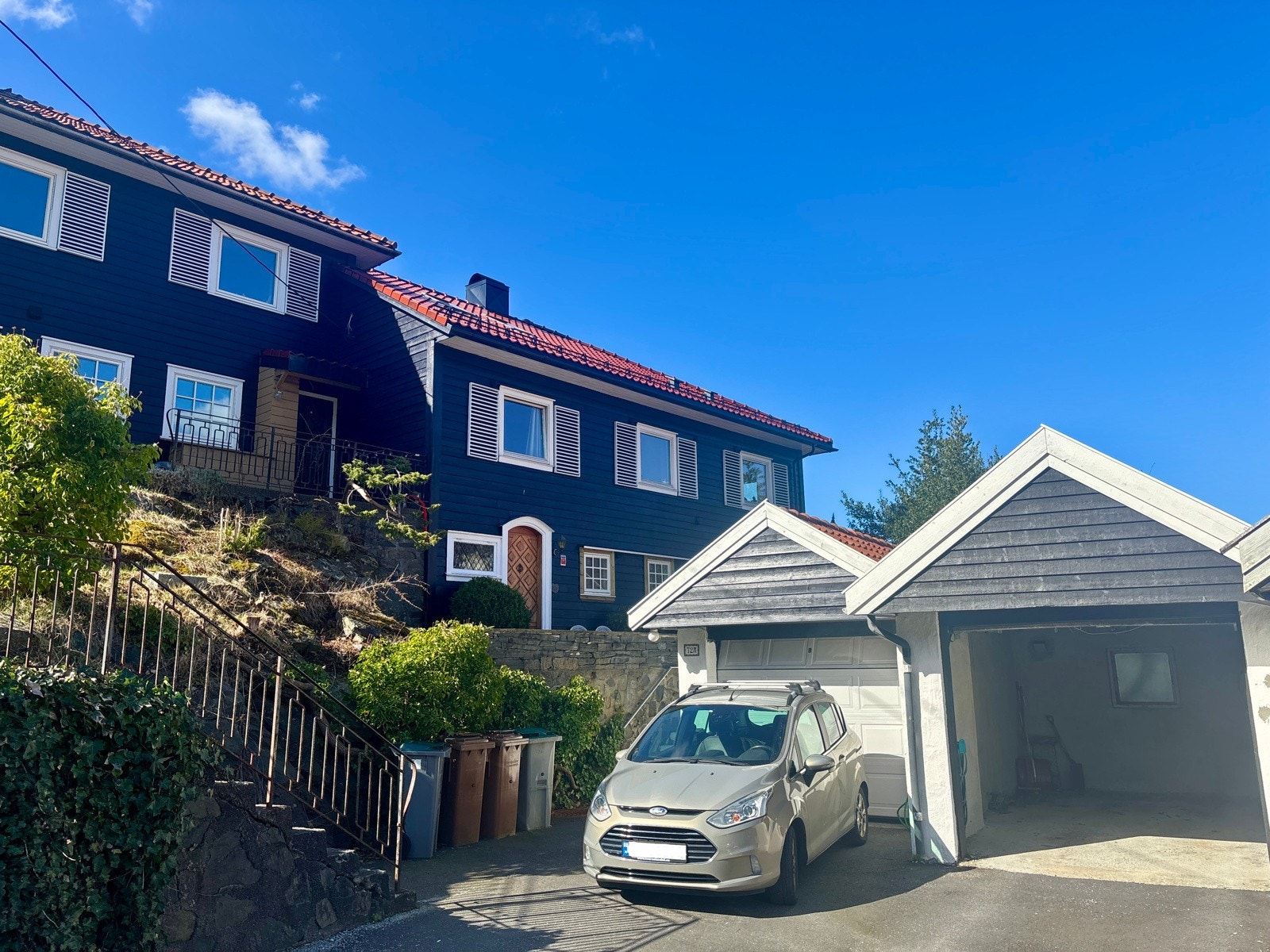 Den flotte herskapelige tomannsboligen ble bygget i 1963, og er veldholdt på tatt vare på gjennom årene. Galleribilde