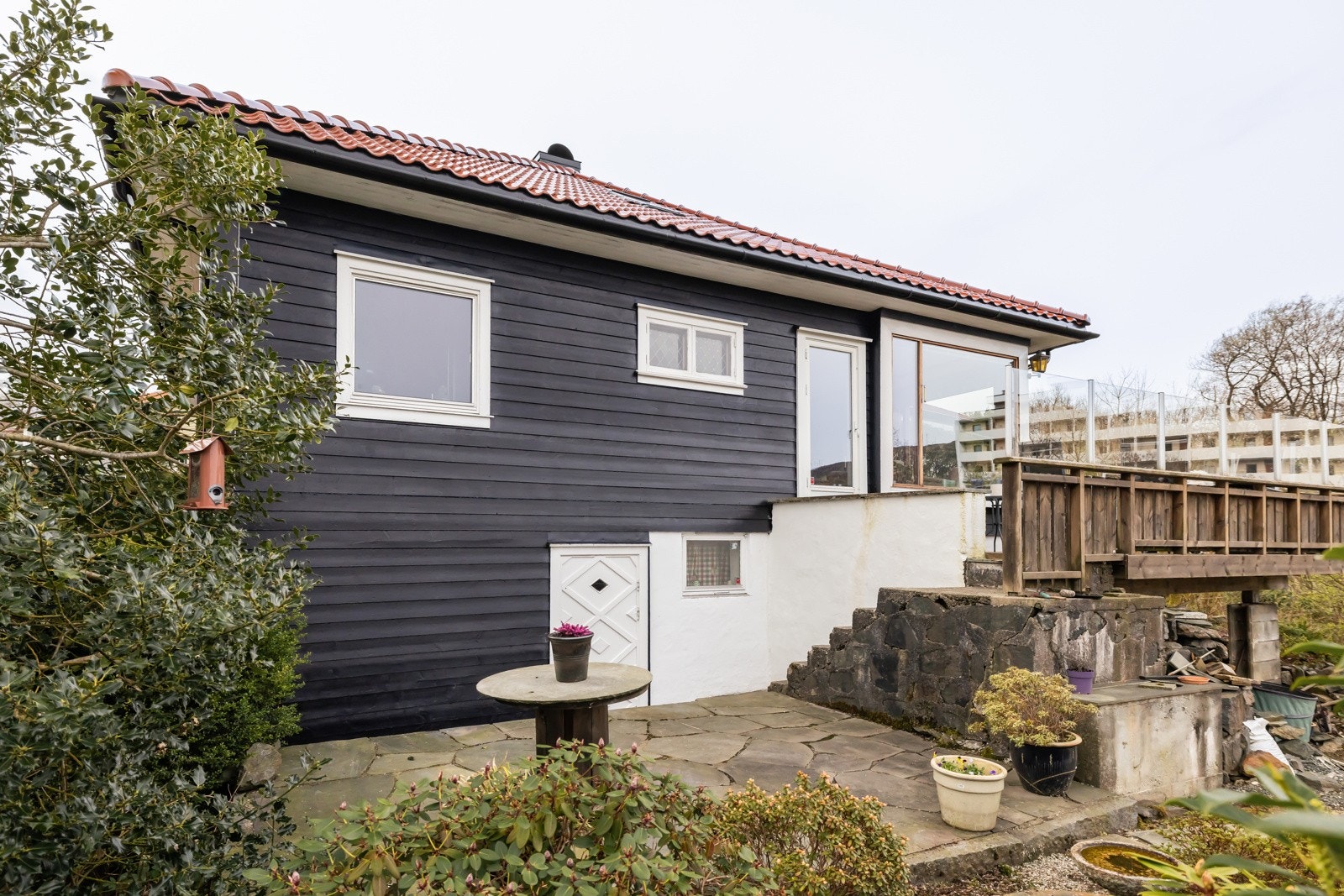 Fra terrassen er det adkomst ned til hagen og enda en fin uteplass. Galleribilde