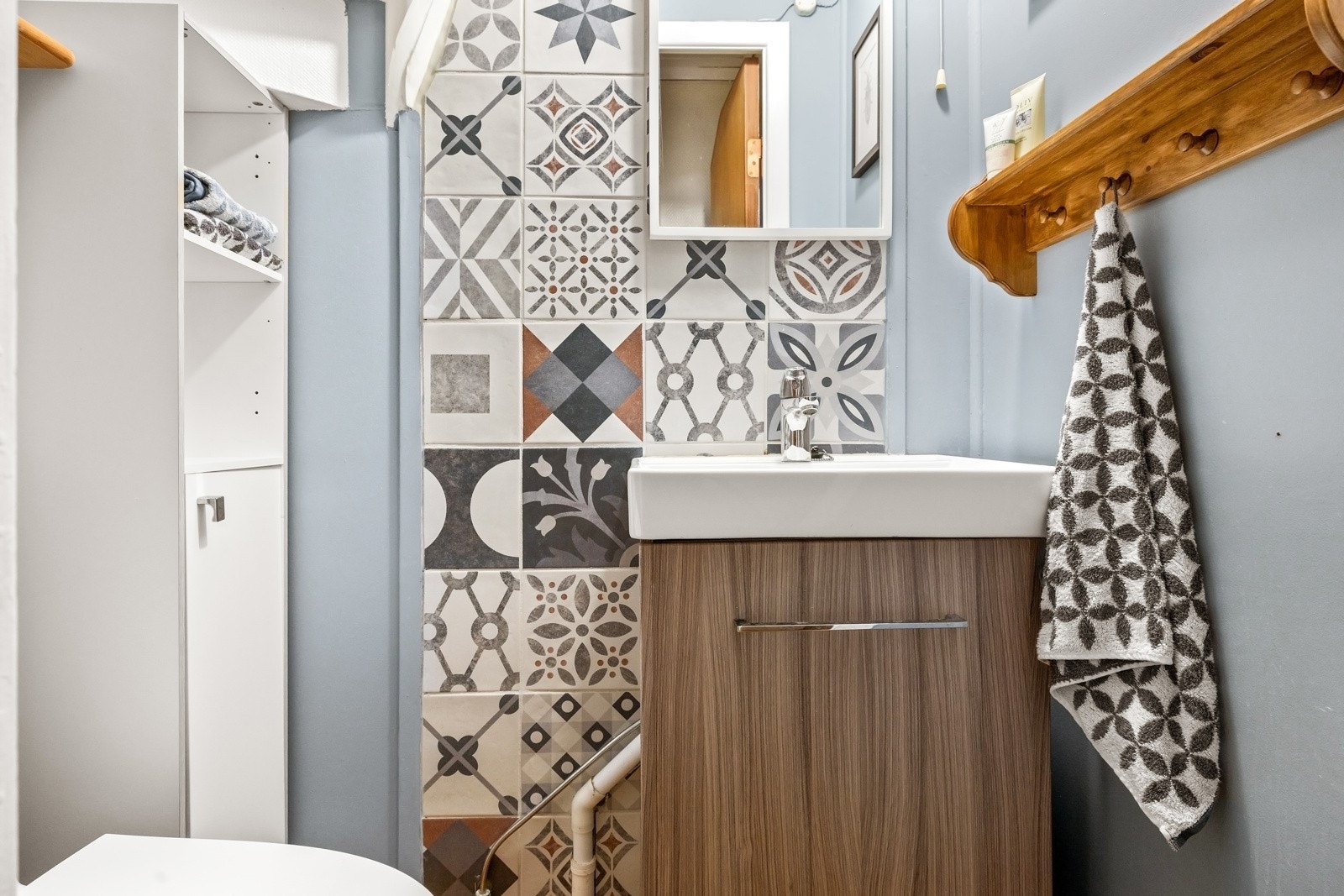 Ved hallen er det også et gjestetoalett , som også er praktisk i forhold til soverommene. Galleribilde