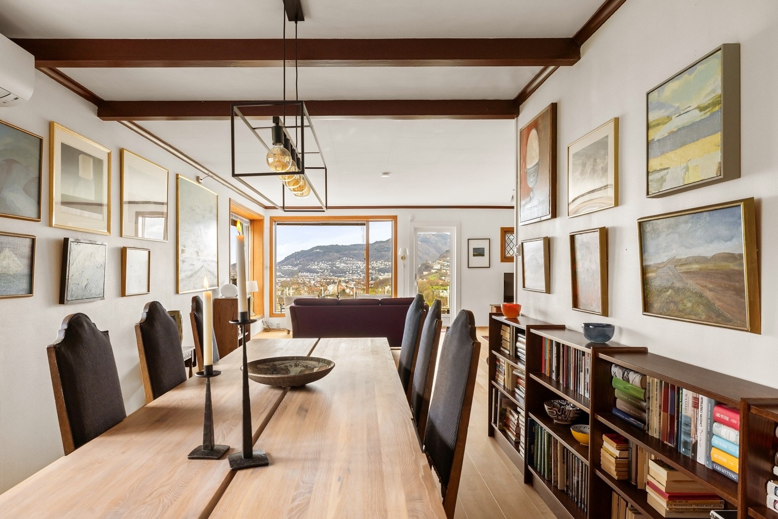 Selv fra bakre kant av rommet blir øynene raskt dradd mot den fine utsikten gjennom vinduene. Galleribilde