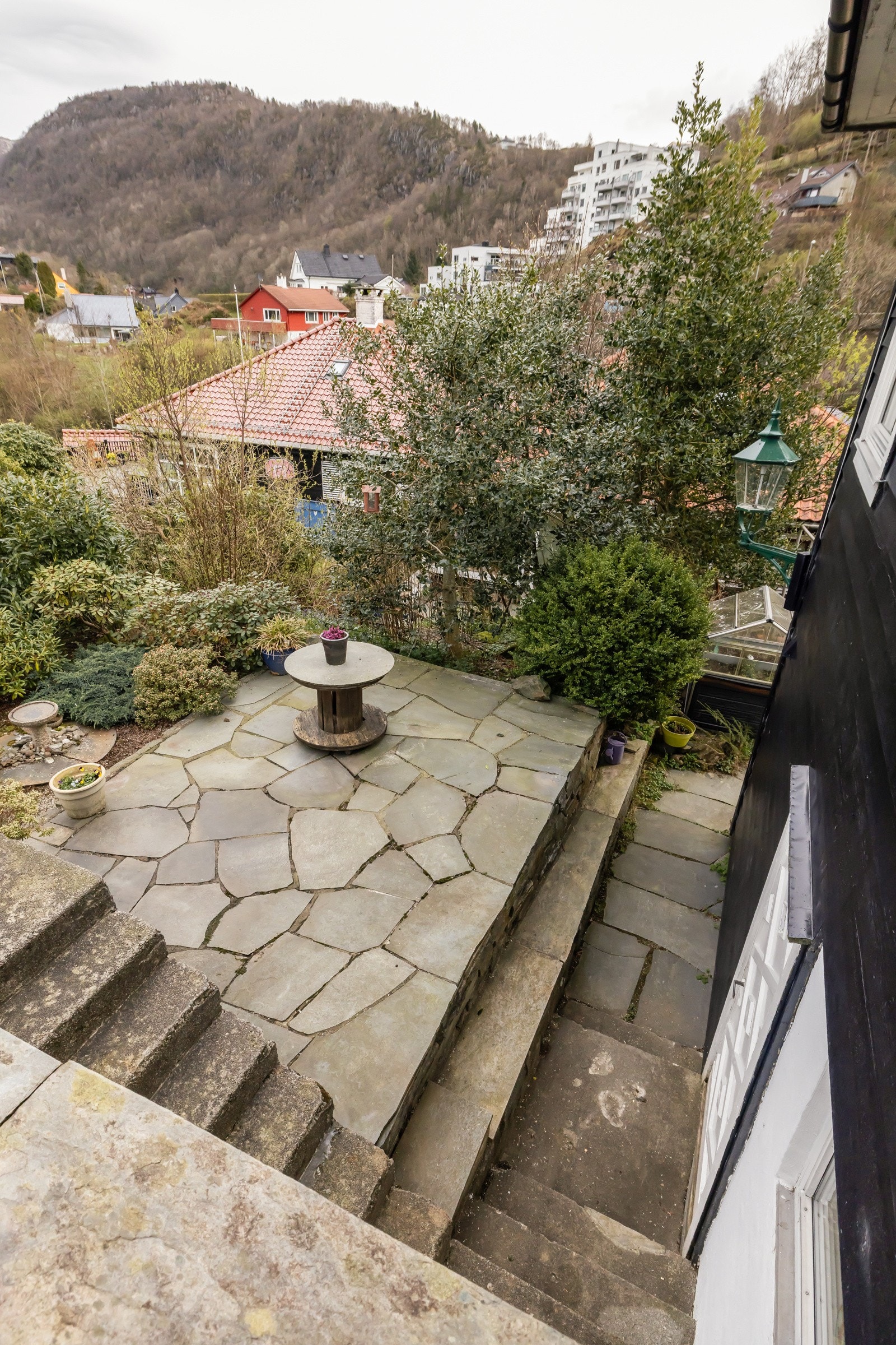 Uteplass nedenfor terrassen. Galleribilde