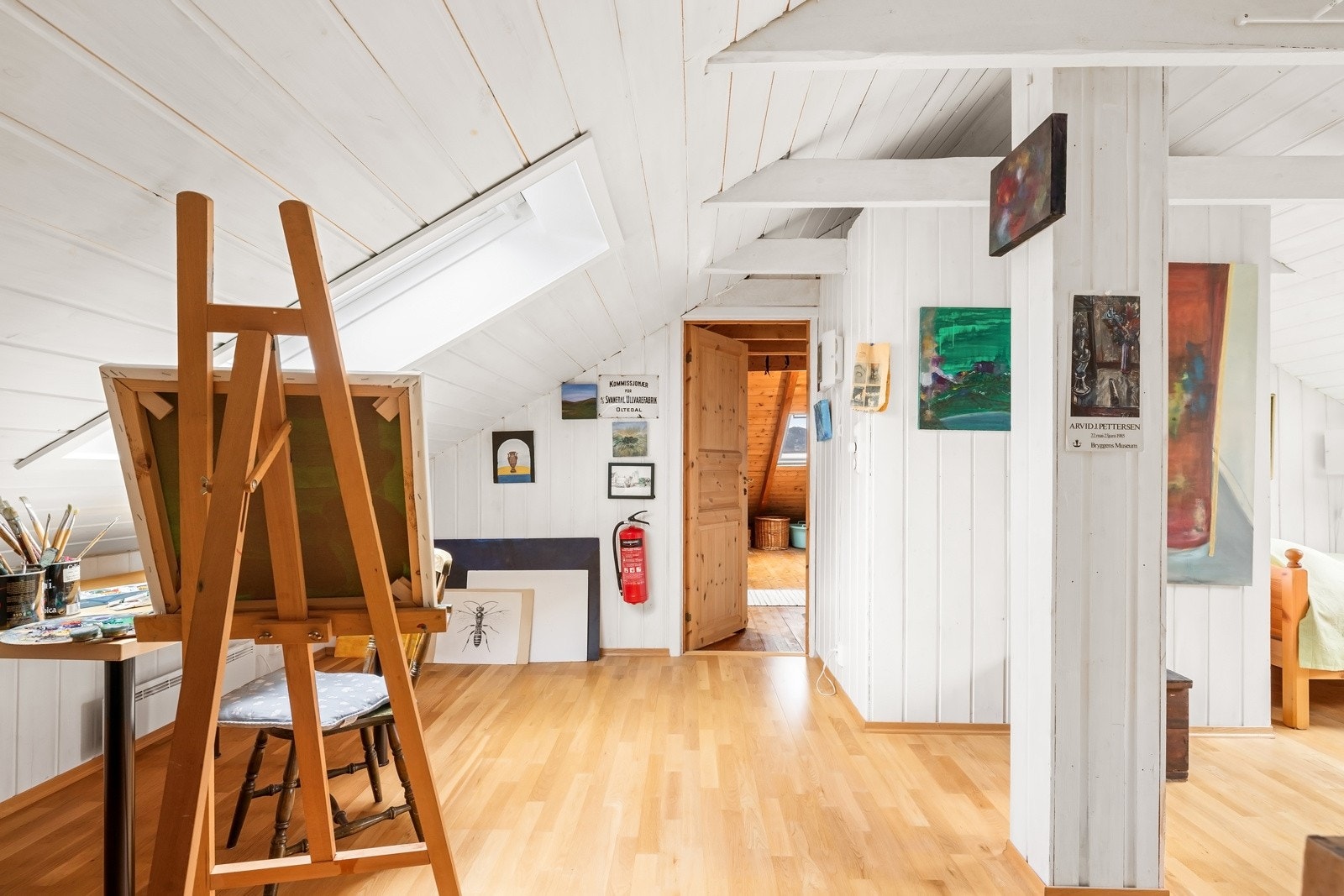 Loftsetasjen har god størrelse og er i dag delt i to soner. Den ene delen har fungert som atelier for eier. Galleribilde