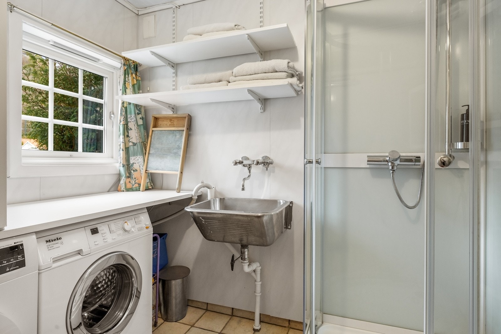 Romslig vaskerom/ bad med dusjkabinett, opplegg for vaskemaskin/tørketrommel og utslagsvask, Galleribilde