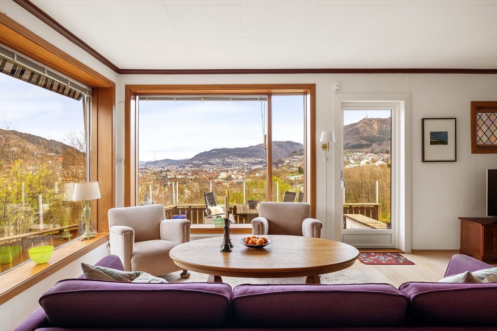 Den nydelige utsikten rammes fint inn av de store vinduene, som samtidig slipper rikelig med dagslys inn i rommet. Galleribilde