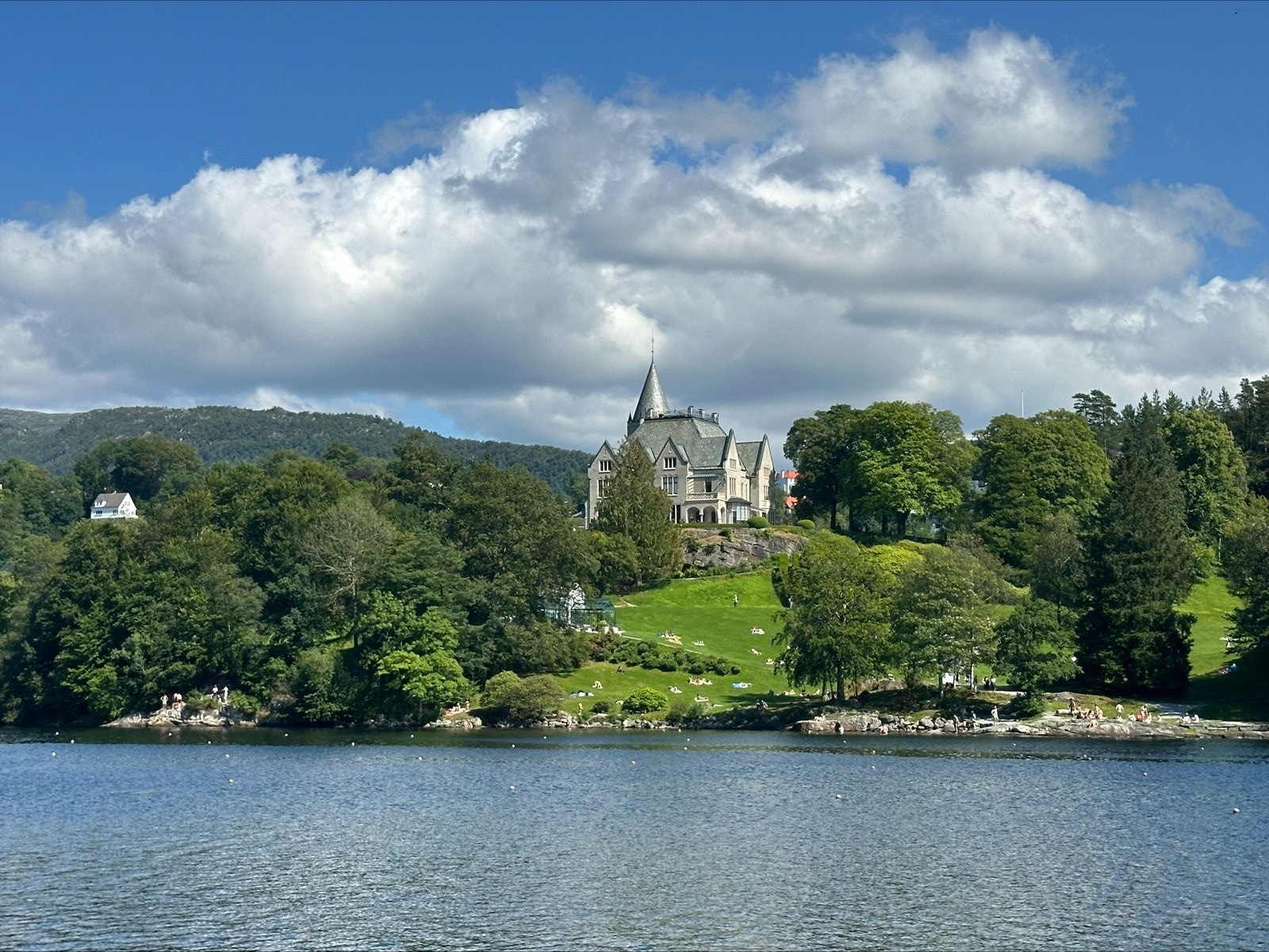 Hva med en sykkeltur til Gamlehaugen og ta en forfriskende dukkert på en varm sommerdag? Galleribilde
