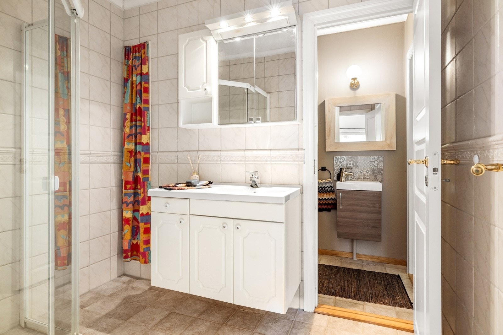 Badet oppe er helfliset og ble oppgradert i 1999. Her er det separat wc ved siden av. Galleribilde