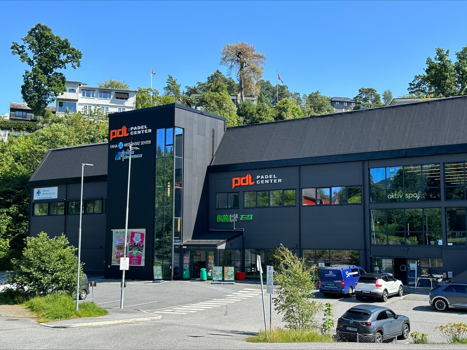 Glad i Padel eller innendørstrening på en regnværsdag? Ta turen innom en tur på Paradis. Galleribilde